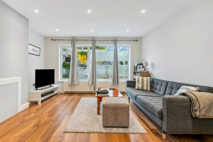 2 Bedroom Maisonette To Rent In Devonshire Court, Holmesdale Road, TW9