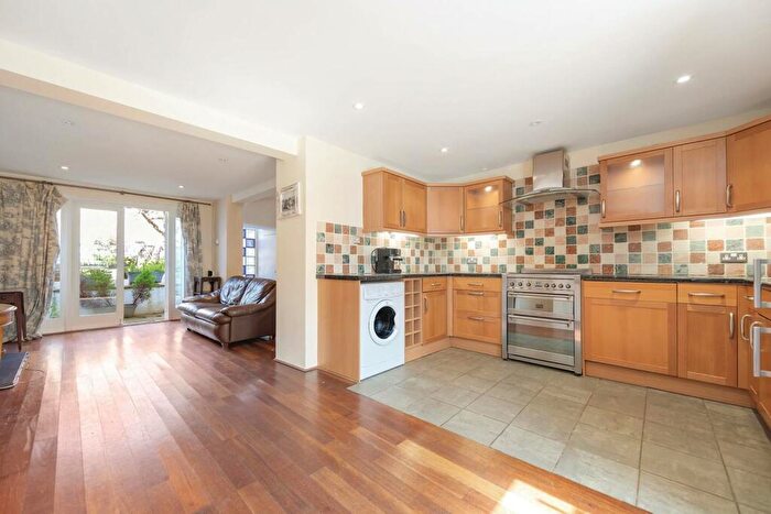2 Bedroom Flat To Rent In St Johns Hill, St John's Hill, London, SW11