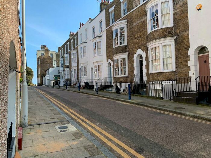 2 Bedroom Flat To Rent In Abbots Hill, Ramsgate, CT11