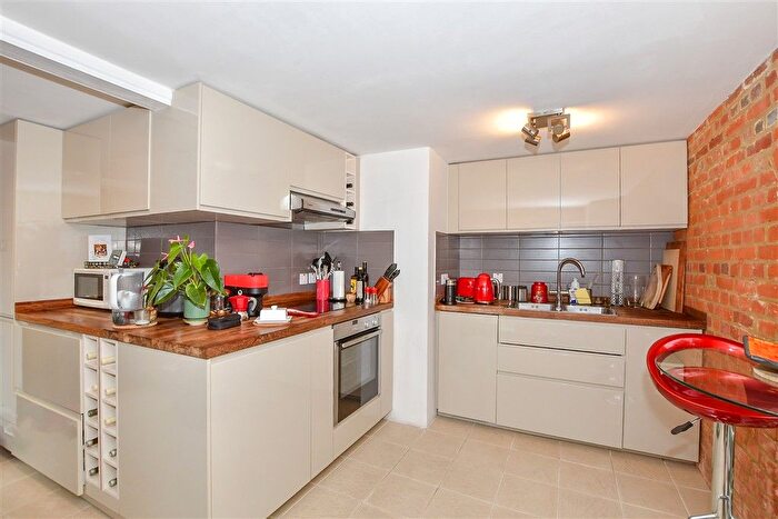2 Bedroom Flat For Sale In Mill Street, East Malling, West Malling, Kent, ME19