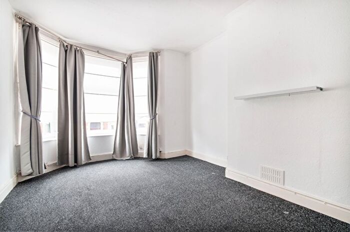 1 Bedroom Flat To Rent In Ombersley Road, Newport, NP20