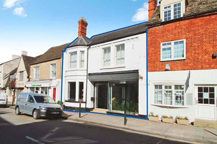 4 Bedroom Property For Sale In High Street Cricklade, SN6
