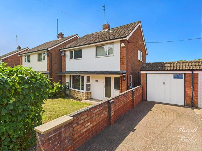 4 Bedroom Detached House For Sale In Chandos Road, Buckingham, Buckinghamshire, MK18