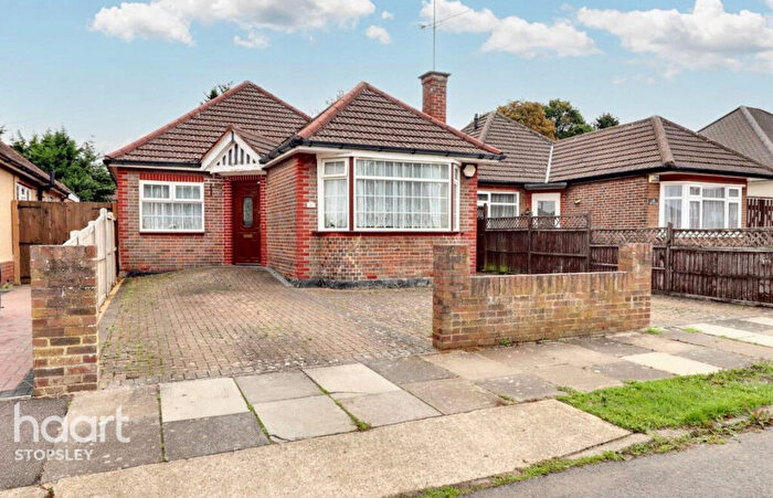 4 Bedroom Detached Bungalow For Sale In Exton Avenue, Luton, LU2