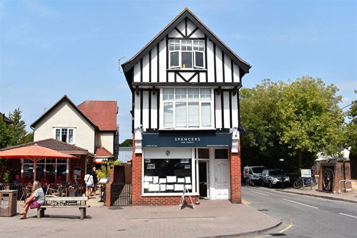 2 Bedroom Flat To Rent In Brookley Road, Brockenhurst, SO42