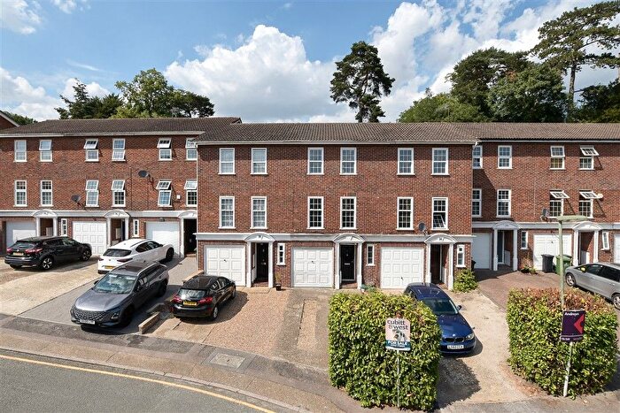 3 Bedroom Town House For Sale In Furze Close, Redhill, Surrey, RH1