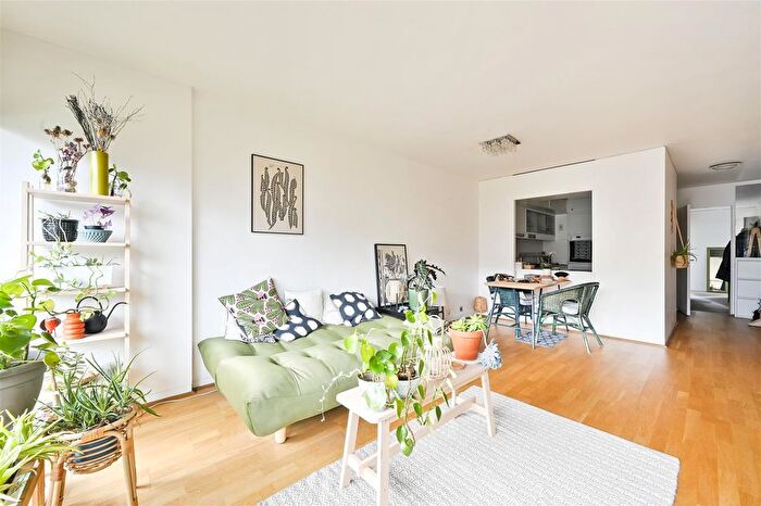 2 Bedroom Flat For Sale In Defoe House, Barbican, London, EC2Y