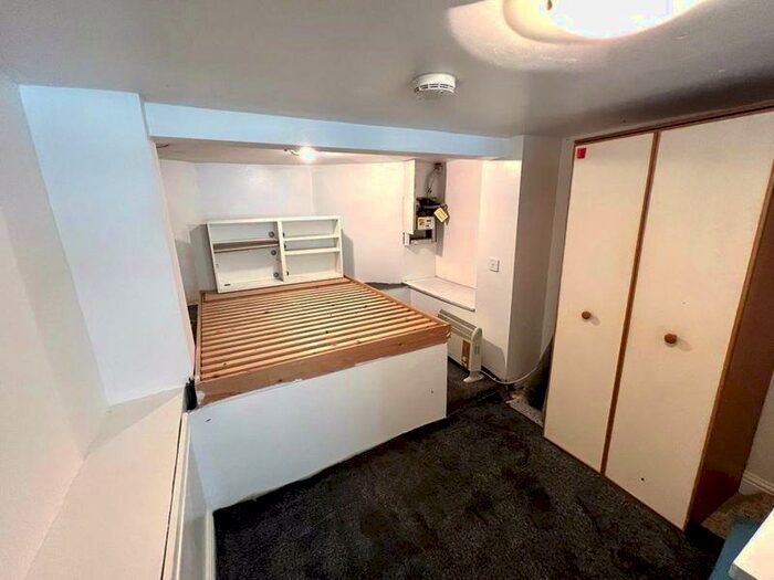 1 Bedroom Flat To Rent In Woodlands Avenue, Manchester, M45