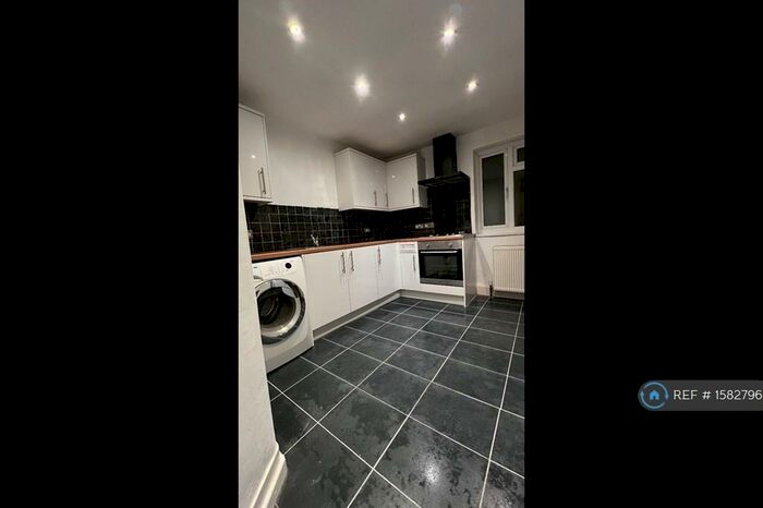 3 Bedroom Flat To Rent In Lennard Road, London, SE20