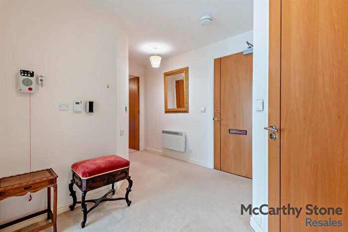 2 Bedroom Apartment For Sale In Farringford Court, Avenue Road, Lymington, SO41