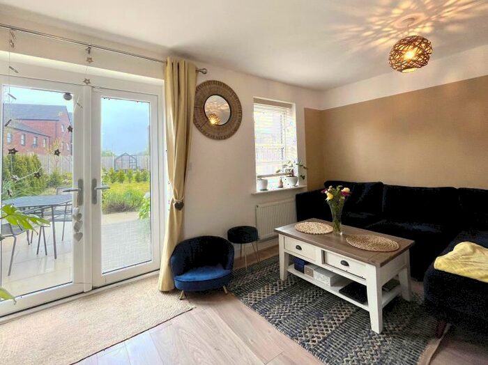 3 Bedroom Semi-Detached House To Rent In Holland Street :: Miles Platting, M40