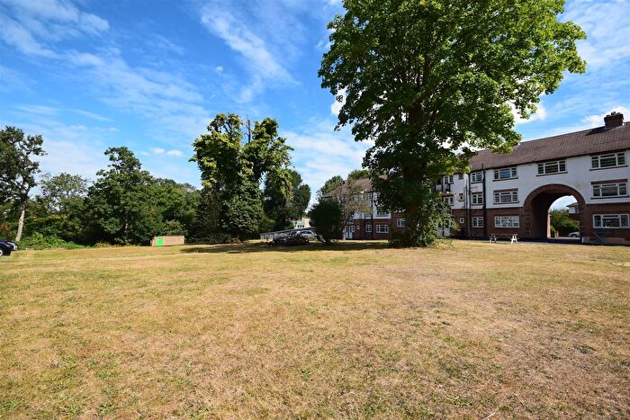 2 Bedroom Flat For Sale In Manor Road, Twickenham, TW2