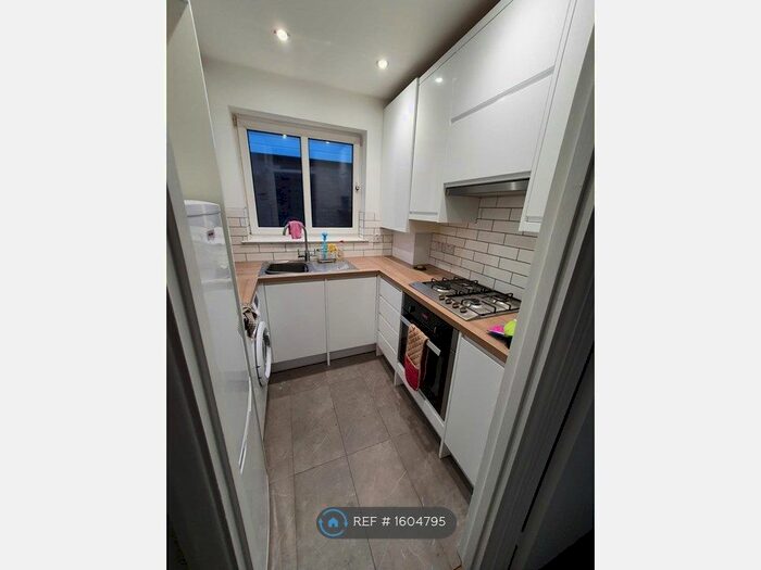 2 Bedroom Flat To Rent In Castle Avenue, London, E4