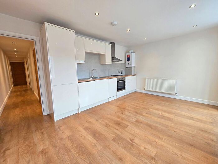 2 Bedroom Flat To Rent In High Street, Potters Bar, EN6