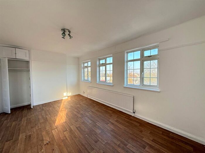 3 Bedroom Flat To Rent In Ridge Avenue, Winchmore Hill, London, N21