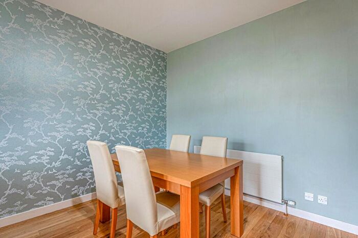 2 Bedroom Apartment To Rent In Jackson Place, Bearsden, G61