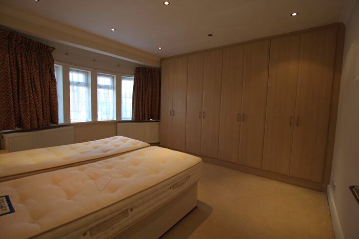 4 Bedroom Semi-Detached House To Rent In Woodside Park Area, London, N12