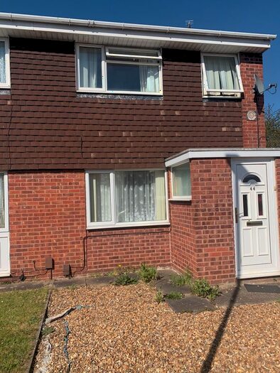 3 Bedroom Semi-Detached House To Rent In Gilbert Close, Leicester, LE4