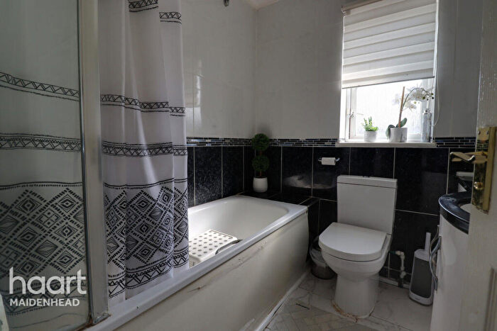 3 Bedroom End Of Terrace House For Sale In Pakenham Road, Bracknell, RG12