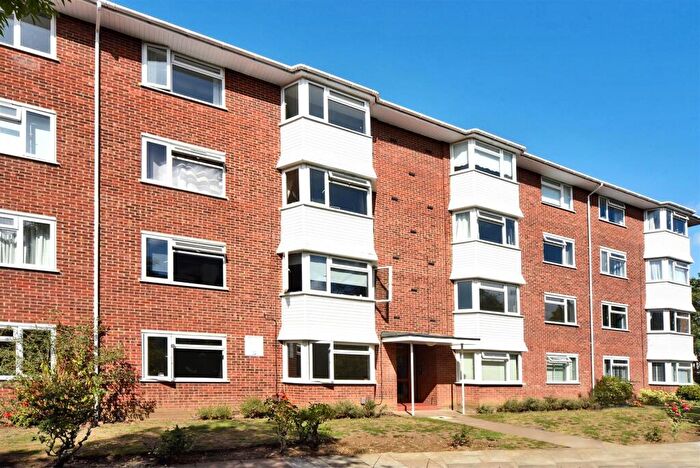 2 Bedroom Flat For Sale In St. Andrew's Square, Surbiton, KT6