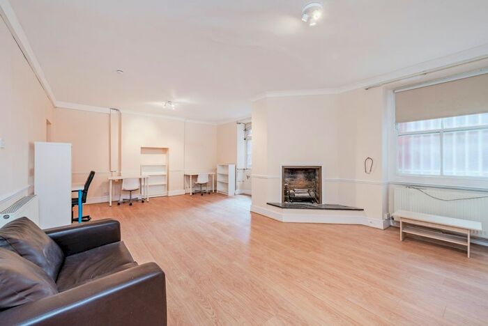 3 Bedroom Flat To Rent In Moscow Road, London, W2