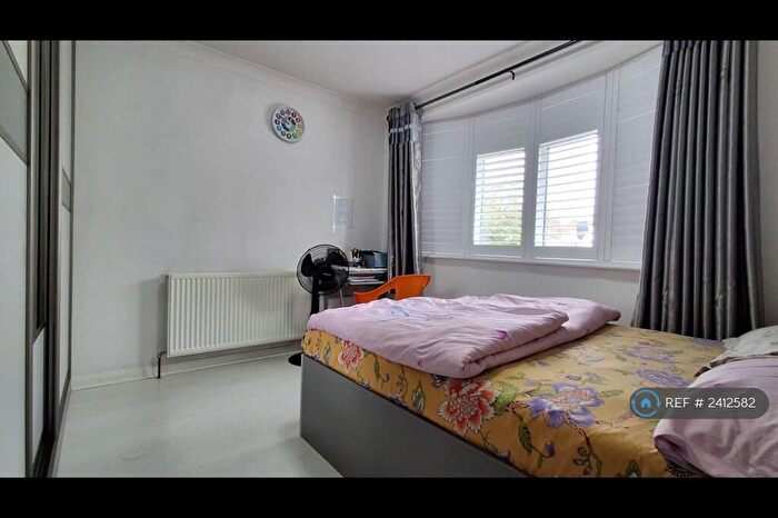 4 Bedroom Bungalow To Rent In Royston Way, Slough, SL1