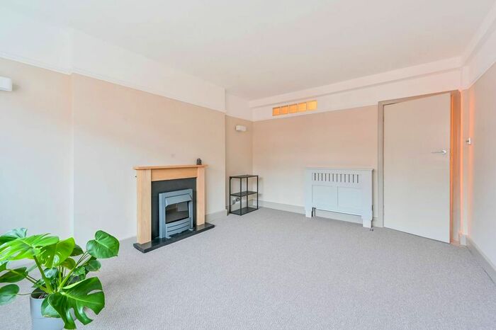 2 Bedroom Flat To Rent In Hamlet Gardens, Ravenscourt Park, London, W6