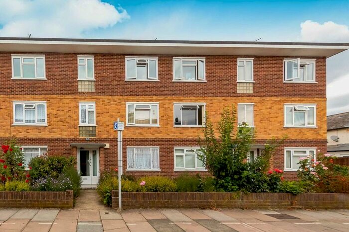 1 Bedroom Flat To Rent In Chelsea Close, Hampton Hill, Hampton, TW12