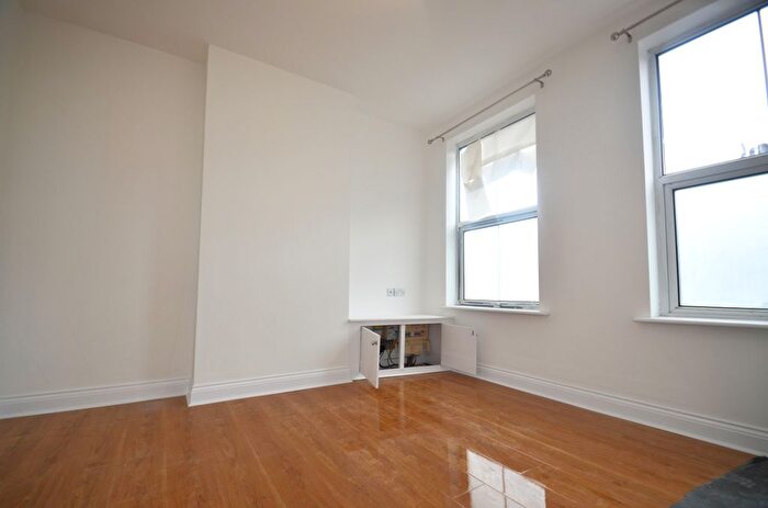 2 Bedroom Flat To Rent In Woodthorpe Road, Ashford, TW15