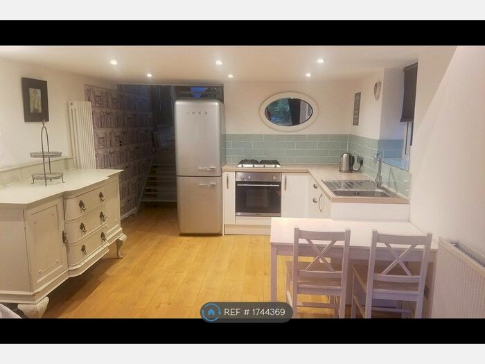 Studio To Rent In Greenfield Avenue, Surbiton, KT5