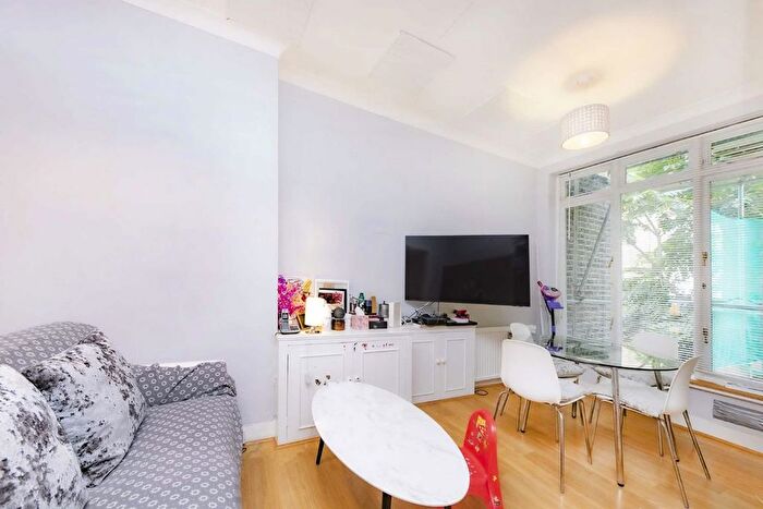 2 Bedroom Flat To Rent In Gloucester Walk, London, W8