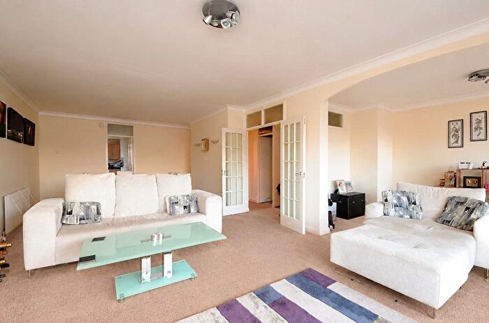3 Bedroom Flat To Rent In Queensborough Terrace, Bayswater, London, W2