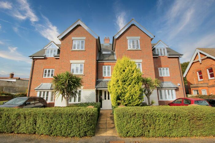 2 Bedroom Flat To Rent In Station Road, Merstham, Redhill, RH1