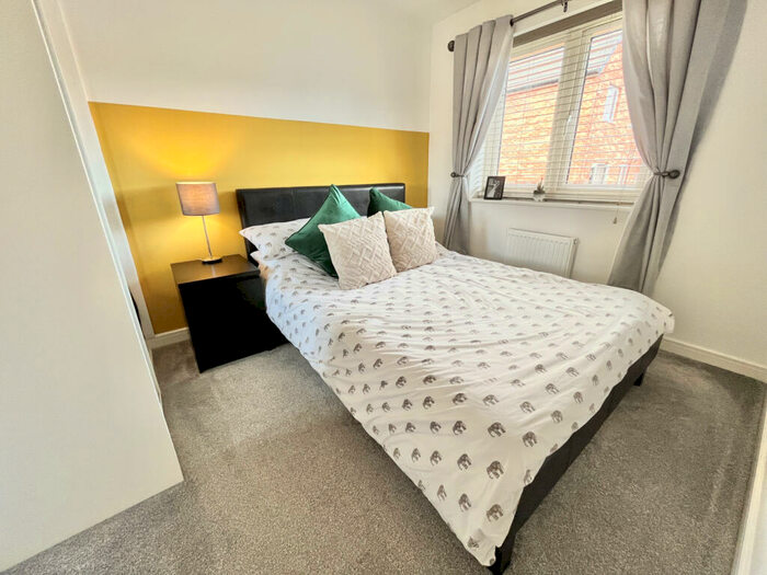 3 Bedroom End Of Terrace House For Sale In Duncan Drive, GL15