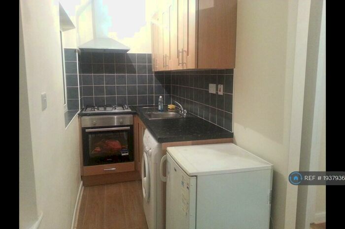 Studio To Rent In Coles Green Road, London, NW2