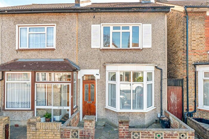 3 Bedroom Semi Detached House For Sale In Park End, Bromley, BR1