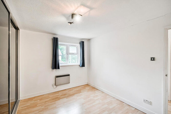 2 Bedroom Apartment To Rent In Falcon Way, Wanstead, E11