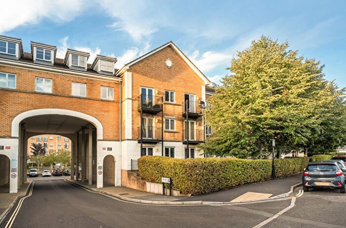 2 Bedroom Flat For Sale In The Dell, Southampton, Hampshire, SO15