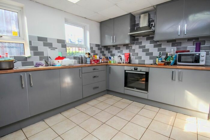 7 Bedroom Semi-Detached House To Rent In Delph Lane, Leeds, LS6