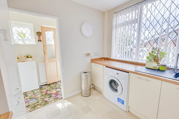2 Bedroom Bungalow For Sale In Wrenbury Avenue, Leeds, West Yorkshire, LS16