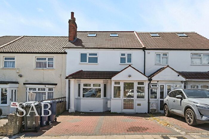 2 Bedroom Flat For Sale In Hill Rise, Greenford, UB6