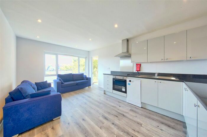4 Bedroom Flat To Rent In Cedars Road, London, SW4
