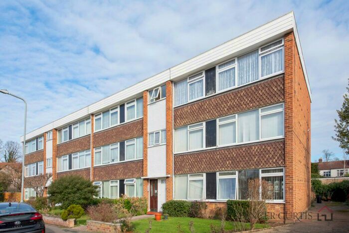 2 Bedroom Flat To Rent In Barton Meadows, Barkingside, Essex, IG6