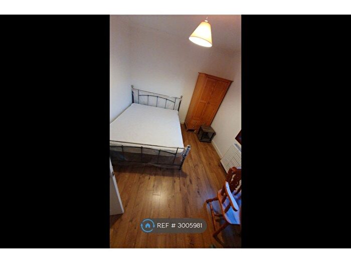 3 Bedroom Flat To Rent In Drumreoch Place, Glasgow, G42