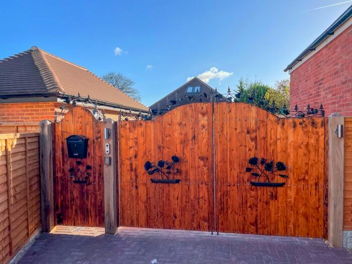 3 Bedroom Detached House To Rent In Dunstable Road, Luton LU4