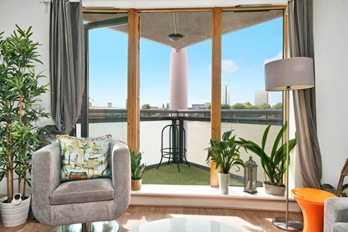 2 Bedroom Flat To Rent In Crews Street, Canary Wharf, London, E14