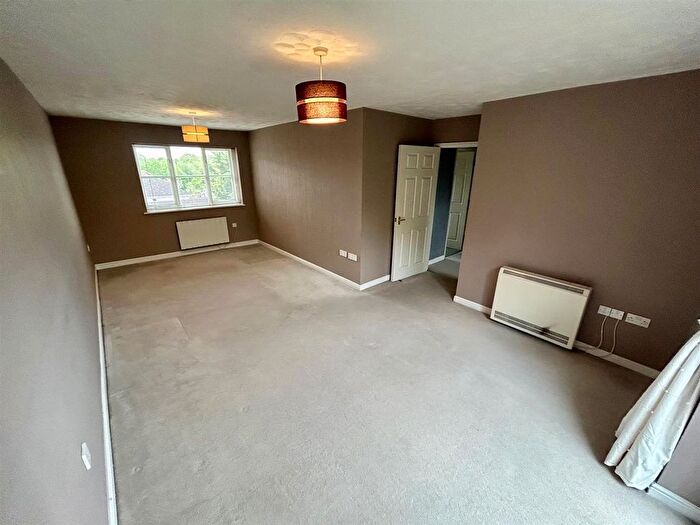 2 Bedroom Flat For Sale In Foxwood Chase, Waltham Abbey, EN9