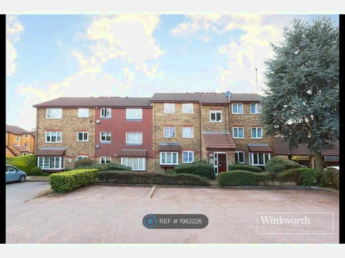 2 Bedroom Flat To Rent In Greenway Close, London, N11