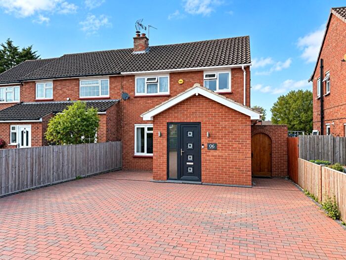 3 Bedroom Semi Detached House For Sale In Barnes Road, Frimley, Camberley, Surrey, GU16