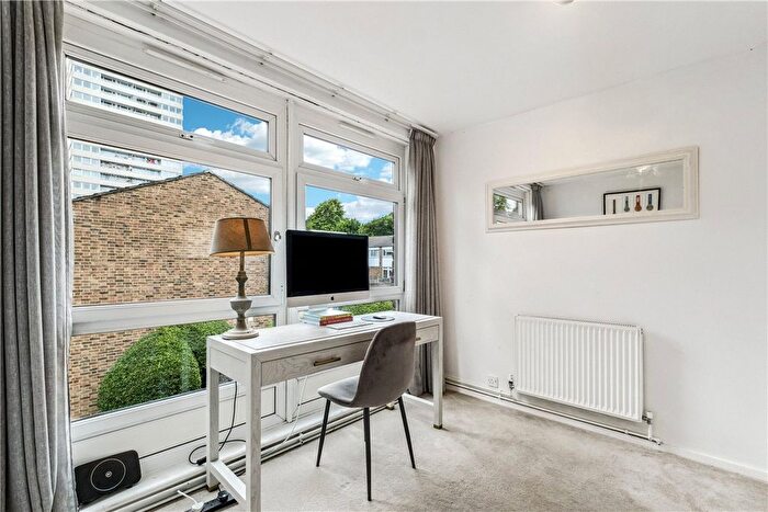 2 Bedroom Flat To Rent In Bell Drive, London, SW18